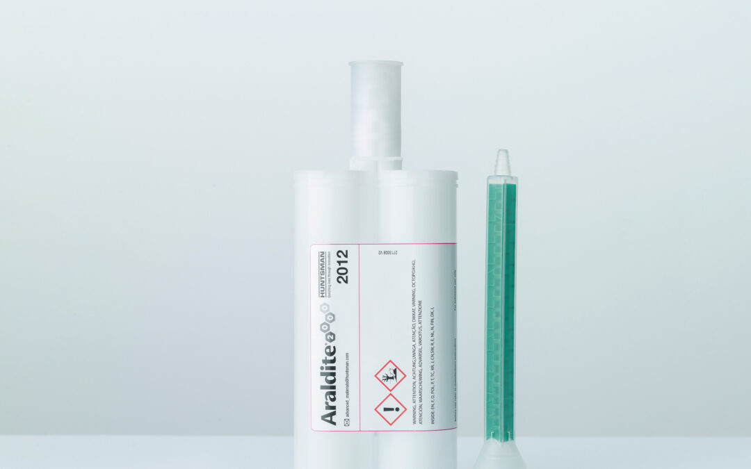 Der Klebstoff ARALDITE® 2012 hilft Ihnen, Ihre Produktionsflexibilität bei minimaler Lagerhaltung zu maximieren